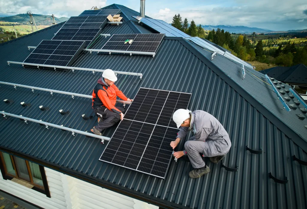 Zwei Techniker installieren eine Photovoltaik-Anlage.